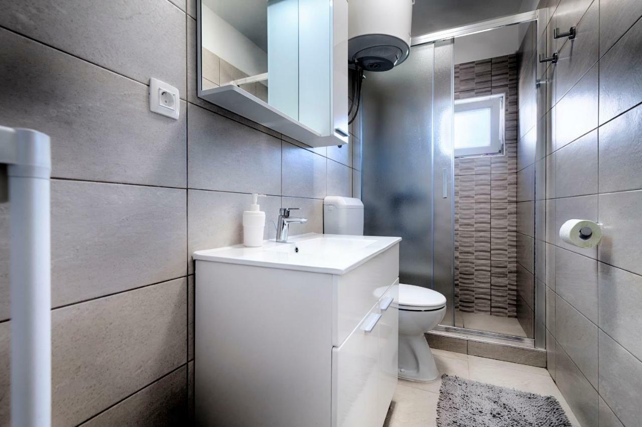 Apartmani Dule Komiza Exterior photo